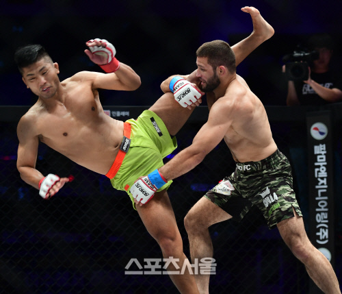 샤밀 자브로프가 하이킥을 시도한 권아솔의 다리를 잡고 포지션을 역전시키고 있다. 이주상기자 rainbow@sportsseoul.com