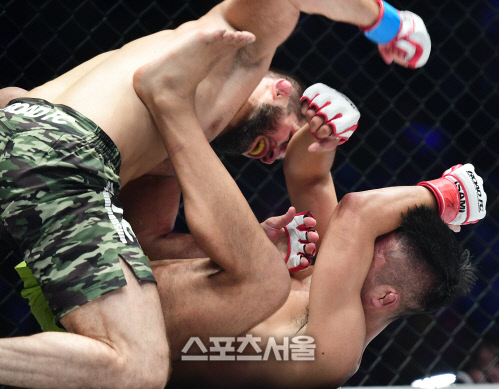 샤밀 자브로프가 권아솔을 압박하며 파운딩 공격을 펼치고 있다. 이주상기자 rainbow@sportsseoul.com