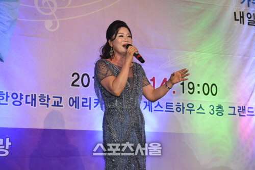 지난 14일 오후 가수 금소연이 한양대학교 에리카캠퍼스(안산) 게스트하우스에서 ‘신곡 발표회 콘서트’ 를 갖고있다.안산ㅣ신영철기자 syc7050@sportsseoul.com