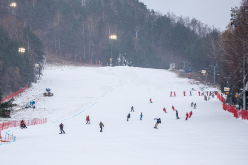 용평리조트가 오픈했다. 국내 최초, 국내 최대 스키장이다.