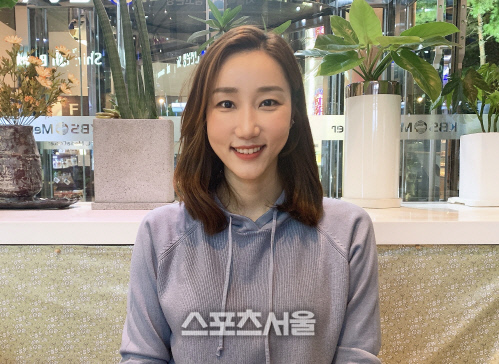 한유미 해설위원이 21일 서울 마포구 KBS미디어센터에서 본지와 만나 인터뷰한 후 사진촬영에 임하고 있다. 정다워기자