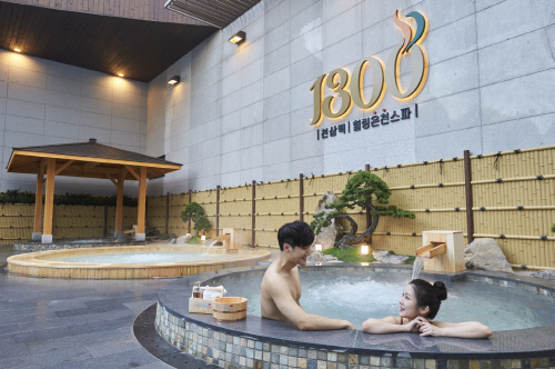 웅진플레이도시는 천연암반수 온천공을 뚫어 온천스파 1300를 개장한다.