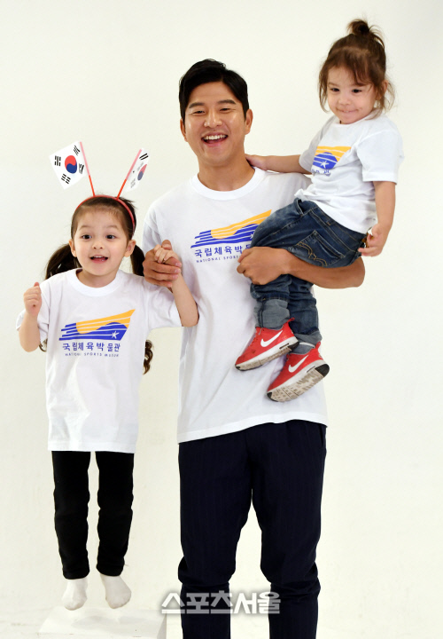 울산현대축구단 박주호가 자녀(나은, 건후)와 국립체육박물관 홍보대사로 위촉돼 홍보물 사진 및 영상촬영을 진행했다. 2019. 11. 최승섭기자 thunder@sportsseoul.com