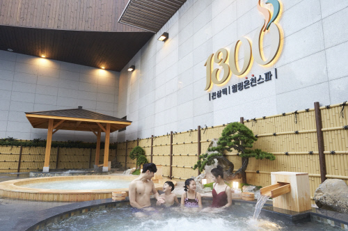 웅진플레이도시는 천연암반수 온천공을 뚫어 온천스파 1300를 개장한다.