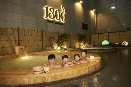 웅진플레이도시는 천연암반수 온천공을 뚫어 온천스파 1300를 개장한다.