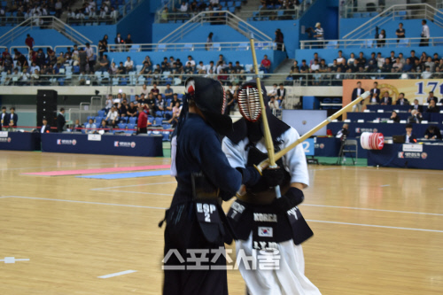지난해 인천 남동체육관에서 열린 제17회 세계검도선수권대회 남자 개인전 준우승을 차지한 조진용(오른쪽)의 모습. 김용일기자