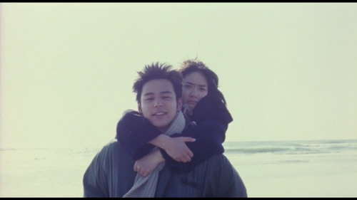 츠네오에게 업혀 여행하는 조제. 영화 ‘조제, 호랑이 그리고 물고기들’ 캡쳐