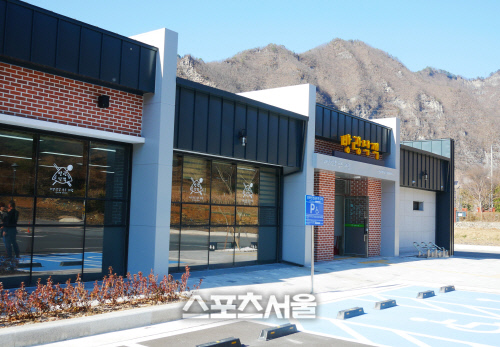 새로 신축한 방랑식객 식당. 관광객이 쉬면서 음식체험을 할 수 있다.