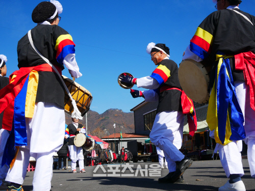 장터는 늘 흥겹다. 풍물패 색소폰 공연 등 다양한 볼거리가 있다.