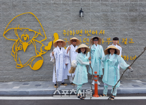 관광객들이 김삿갓 의복체험을 하고 있다.