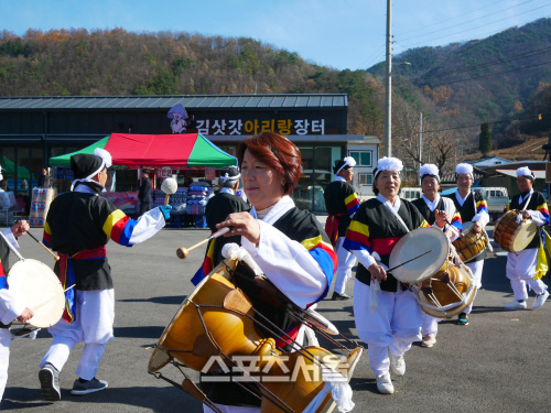 장터는 늘 흥겹다. 풍물패 색소폰 공연 등 다양한 볼거리가 있다.