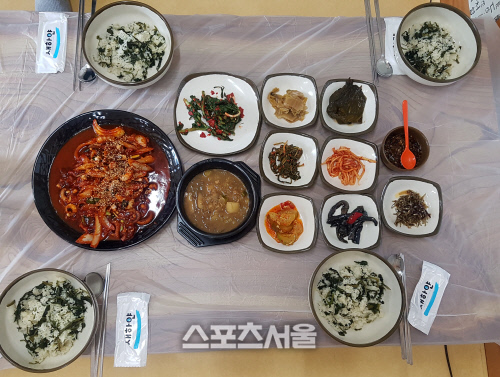 김삿갓아리랑장터에는 다양한 먹거리 체험거리가 있다.