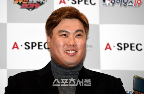 미국 프로야구 LA 다저스 류현진이 14일 인천국제공항을 통해 귀국한 후 기자들의 질문에 답하고 있다. 인천국제공항 | 최승섭기자 thunder@sportsseoul.com