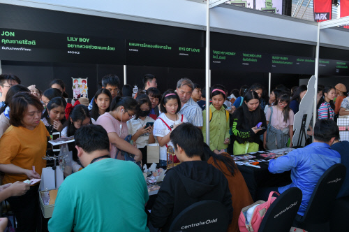 퀴즈쇼 시작 전 웹툰 플리마켓을 둘러보는 현지 팬들.  제공 | 네이버