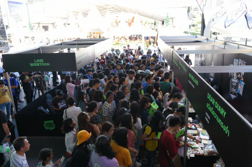 웹툰 플리마켓을 둘러보는 팬들.  제공 | 네이버