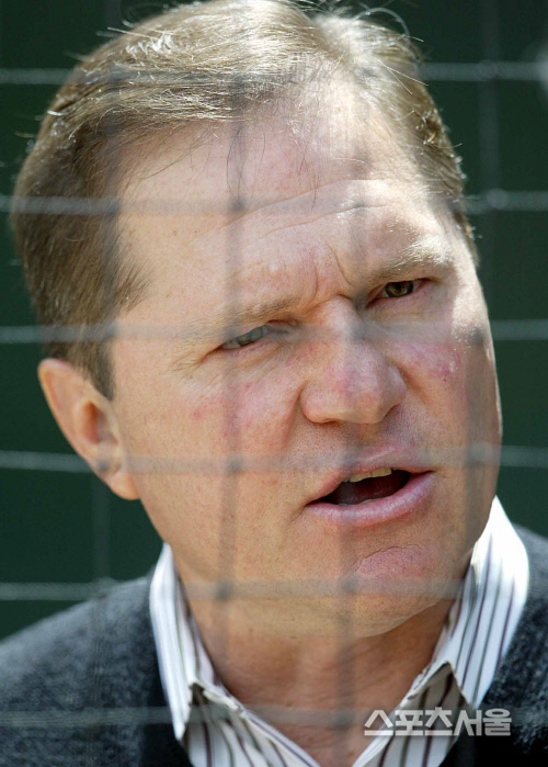 스캇 보라스가 2003년 4월 2일 미국 캘리포니아주 애너하임에서 기자들과 대화를 나누고 있다. | 스포츠서울DB