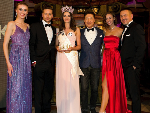 도미니카 트렐로바(2019년 월드뷰티퀸 체코 대표) , 안토닌 베라넥(2013년 미스터 체코 출신 벨라 룩 부회장), 테레자 보후슬라보바. 전정훈 대표, 크리스티나 스타니슬로바(2018년 월드뷰티퀸 세계대회 4위), 마틴 스파첵(벨라 룩 회장, 왼쪽부터)