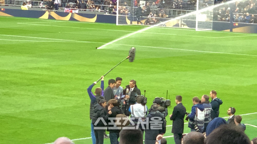 박지성이 손흥민에게 트로피를 전달하고 있다.런던 | 이동현통신원