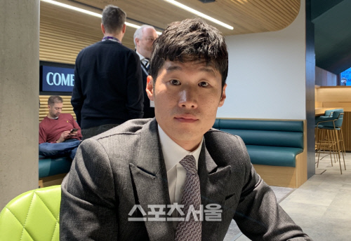 박지성이 토트넘 홋스퍼 스타디움을 방문해 취재진을 만나 이야기를 나누고 있다. 런던 | 이동현통신원