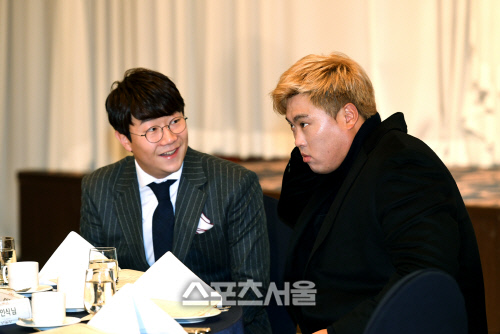 양현종(왼쪽)과 류현진이 6일 서울 강남구 리베라호텔에서 진행된 2019 나누리병원 일구상 시상식에 참석해 이야기를 나누고 있다. 박진업기자 upandup@sportsseoul.com