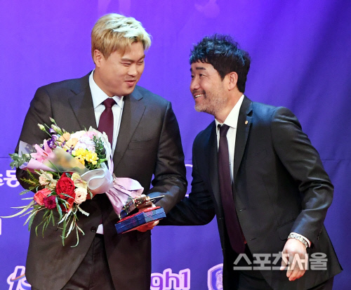 류현진이 11일 서울 종로구 포시즌스호텔에서 진행된 ‘2019 동아스포츠대상’에서 특별상을 수상한 뒤 한용덕 한화 감독으로부터 꽃다발을 받고있다. 2019.12.11. 김도훈기자 dica@sportsseoul.com