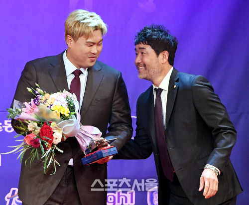 류현진이 11일 서울 종로구 포시즌스호텔에서 진행된 ‘2019 동아스포츠대상’에서 특별상을 수상한 뒤 한용덕 한화 감독으로부터 꽃다발을 받고있다. 김도훈기자 dica@sportsseoul.com