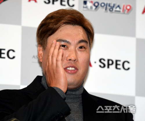 미국 프로야구 LA 다저스 류현진이 14일 인천국제공항을 통해 귀국한 후 기자들의 질문에 답하고 있다.  최승섭기자 thunder@sportsseoul.com