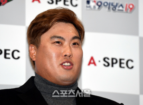 미국 프로야구 LA 다저스 류현진이 14일 인천국제공항을 통해 귀국한 후 기자들의 질문에 답하고 있다. 인천국제공항 | 최승섭기자 thunder@sportsseoul.com