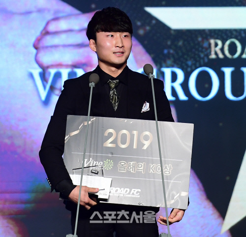 올해의 KO상을 수상한 페더급 챔피언 이정영이 소감을 말하고 있다. 이주상기자 rainbow@sportsseoul.com