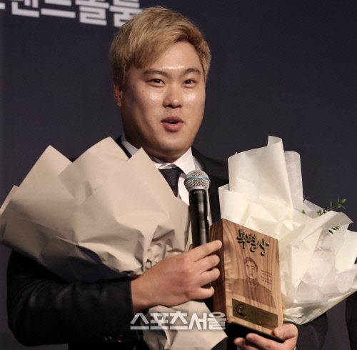 류현진이 4일 서울 영등포구 콘래드 서울 호텔에서 진행된 ‘2019 조아제약 프로야구대상 시상식’에서 특별상을 수상한 뒤 소감을 말하고있다. 김도훈기자 dica@sportsseoul.com