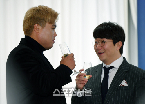 류현진(왼쪽)과 양현종이 6일 서울 강남구 리베라호텔에서 진행된 2019 나누리병원 일구상 시상식에서 행사를 끝낸 뒤 함께 건배를 하고 있다. 박진업기자 upandup@sportsseoul.com