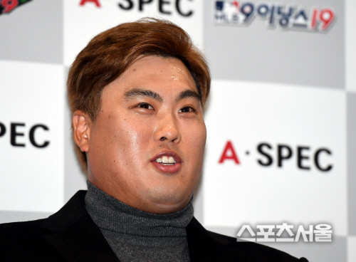 미국 프로야구 LA 다저스 류현진이 14일 인천국제공항을 통해 귀국한 후 기자들의 질문에 답하고 있다. 2019. 11. 14. 인천국제공항 | 최승섭기자 thunder@sportsseoul.com