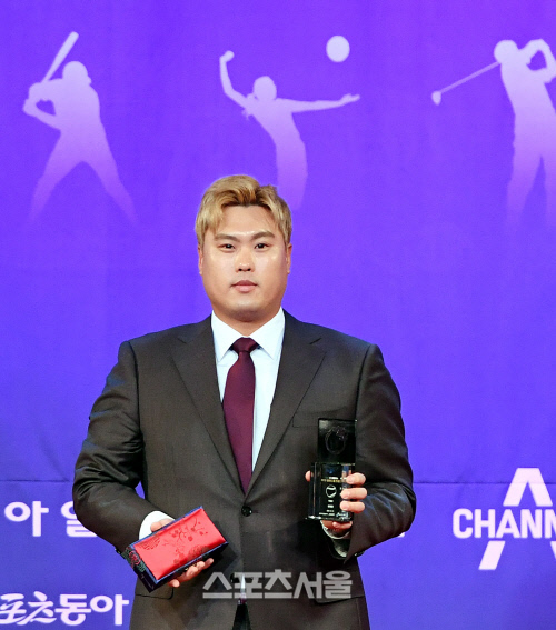 류현진이 11일 서울 종로구 포시즌스호텔에서 진행된 ‘2019 동아스포츠대상’에서 특별상을 수상하고있다. 김도훈기자 dica@sportsseoul.com