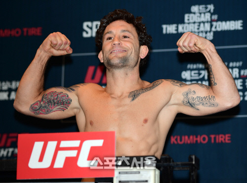 프랭키 에드가가 계체를 통과한 후 포즈를 취하고 있다. 부산 | 이주상기자 rainbow@sportsseoul.com