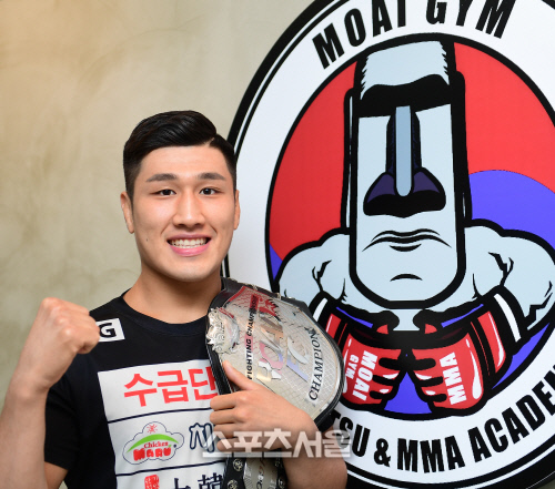 ‘코리안 모아이’ 김민우가 자신의 체육관인 ‘모아이 짐’ 마크앞에서 포즈를 취하고 있다. 마크속의 모아이는 남태평양 이스터섬의 모아이 석상을 디자인 한 것으로 김민우의 얼굴생김새와 닮았다. 이주상기자 rainbow@sportsseoul.com