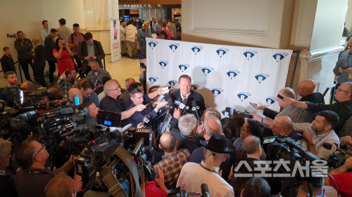 류현진의 에이전트 스캇 보라스가 11일 미국 샌디에이고에서 계속된 메이저리그 윈터미팅에서 기자회견을 열었다. 수많은 취재진이 몰려 그의 인기를 실감케했다. 샌디에이고 | 길성용객원기자