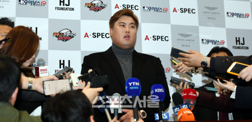 미국 프로야구 LA 다저스 류현진이 14일 인천국제공항을 통해 귀국한 후 기자들의 질문에 답하고 있다. 최승섭기자 thunder@sportsseoul.com