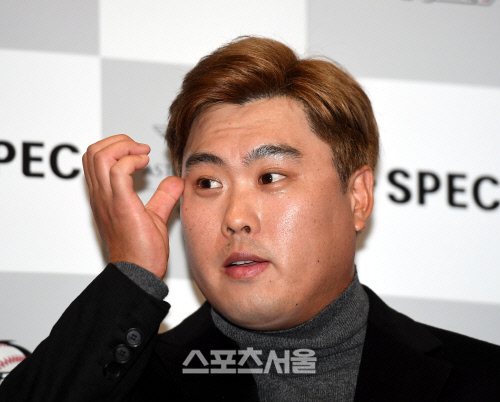 미국 프로야구 LA 다저스 류현진이 14일 인천국제공항을 통해 귀국한 후 기자들의 질문에 답하고 있다. 2019. 11. 14. 인천국제공항 | 최승섭기자 thunder@sportsseoul.com