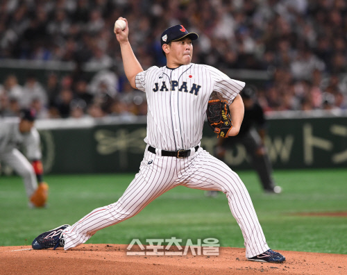 일본 야구대표팀의 야마구치 순이 17일 일본 도쿄돔에서 진행된  ‘2019 WBSC 프리미어12’ 슈퍼라운드 한국과의 결승전에서 0-3으로 뒤진 1회 역투하고있다. 도쿄(일본) | 김도훈기자 dica@sportsseoul.com