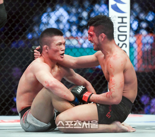 강경호가 경기가 끝난 후 류핑위안을 위로하고 있다. 부산 | 이주상기자 rainbow@sportsseoul.com