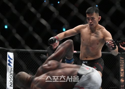 정다운이 로드리게스를 KO시키고 있다. 부산 | 이주상기자 rainbow@sportsseoul.com