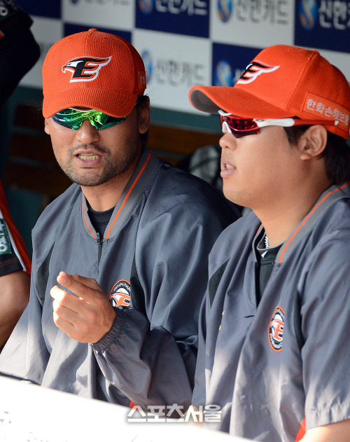 한화 박찬호(왼쪽)가 3일 잠실 LG전 덕아웃에 앉아 류현진과 이야기 나누고 있다. (스포츠서울 DB)