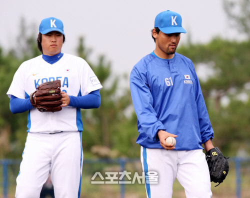 2008 베이징올림픽 대표팀으로 일본 오키나와 캠프에서 함께 훈련 중인 박찬호(오른쪽)와 류현진. 강영조기자 kanjo@sportsseoul.com