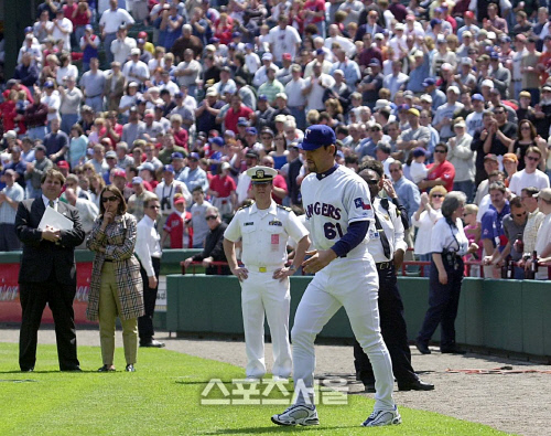 개막전에 앞서 홈개막 행사에 참석한 박찬호(텍사스 레인저스 야구선수)가 장내 아나운서로 부터 자신의 이름이 거명되자 알링턴 볼파크에 운집한 홈팬들에게 첫모습을 드러내고 있다. (스포츠서울 DB)