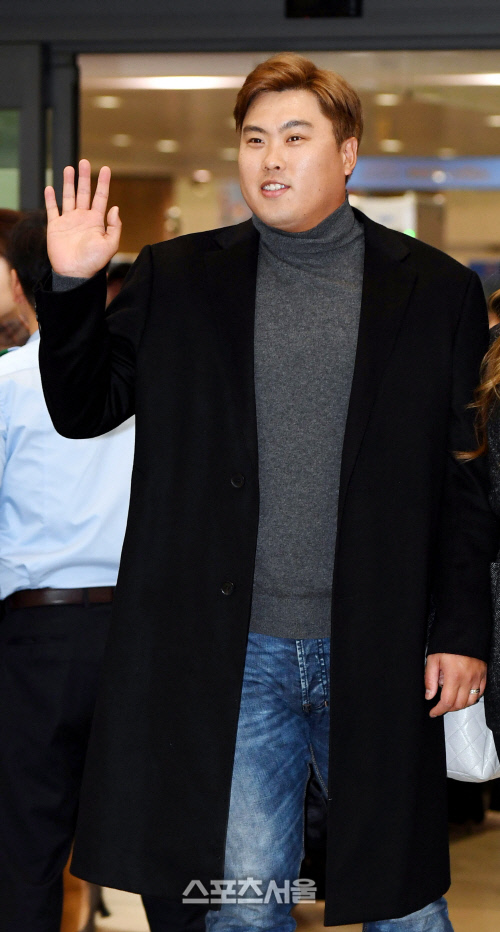 미국 프로야구 LA 다저스 류현진이 14일 인천국제공항을 통해 귀국한 후 부인 배지현씨와 인사를 하고 있다. 인천국제공항 | 최승섭기자 thunder@sportsseoul.com