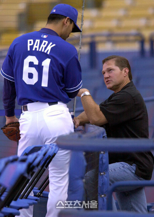 박찬호(야구선수,LA다저스,왼)가 에이전트인 스콧 보라스와 이야기중이다. 본격적인 훈련 시간에 앞서 약 10분가량 이야기를 나누었는데 훈련시간전에 이렇듯 장시간의 이야기를 나눈건 처음이다. <스포츠서울DB>