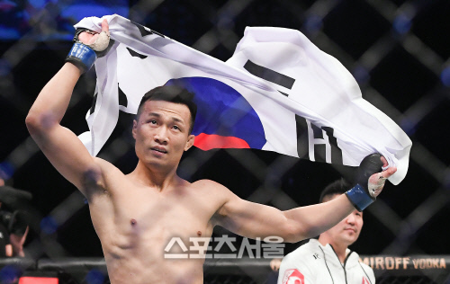 21일 오후 부산 사직실내체육관에서 열린 ‘UFC Fight Night BUSAN’ 프랭키 에드가와 정찬성의 경기에서 정찬성이 태극기를 휘날리며 기뻐하고 있다. 부산 | 이주상기자 rainbow@sportsseoul.com