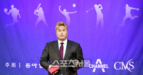 류현진이 서울 종로구 포시즌스호텔에서 진행된 ‘2019 동아스포츠대상’에서 특별상을 수상하고있다. 김도훈기자 dica@sportsseoul.com
