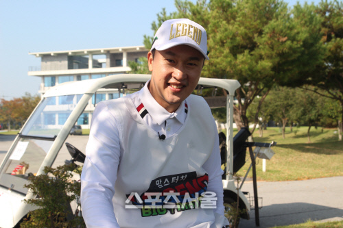 캐디를 경험한 김승현 해설위원이 카메라를 보고 미소짓고 있다. 고창 | 이용수기자