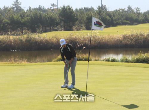 김승현 해설위원 그린에서 퍼트를 시도하고 있다. 고창 | 이용수기자